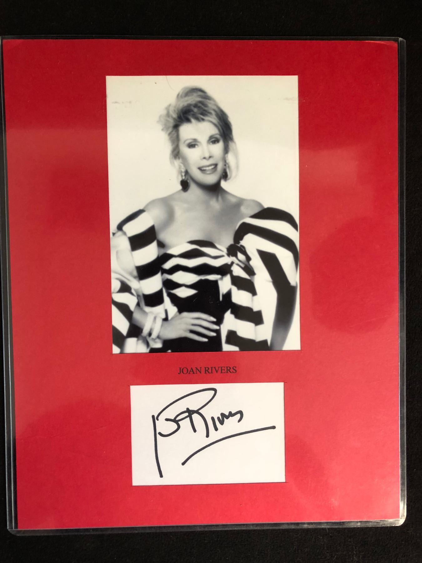JOAN RIVERS SIGNED INDEX CARD PHOTO DISPLAY
