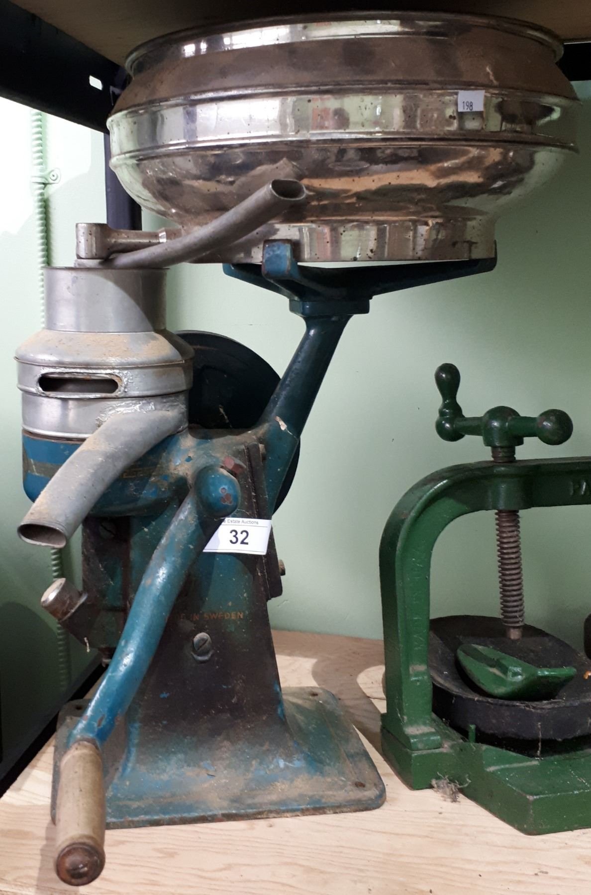 ANTIQUE HAND CRANK CREAM SEPARATOR