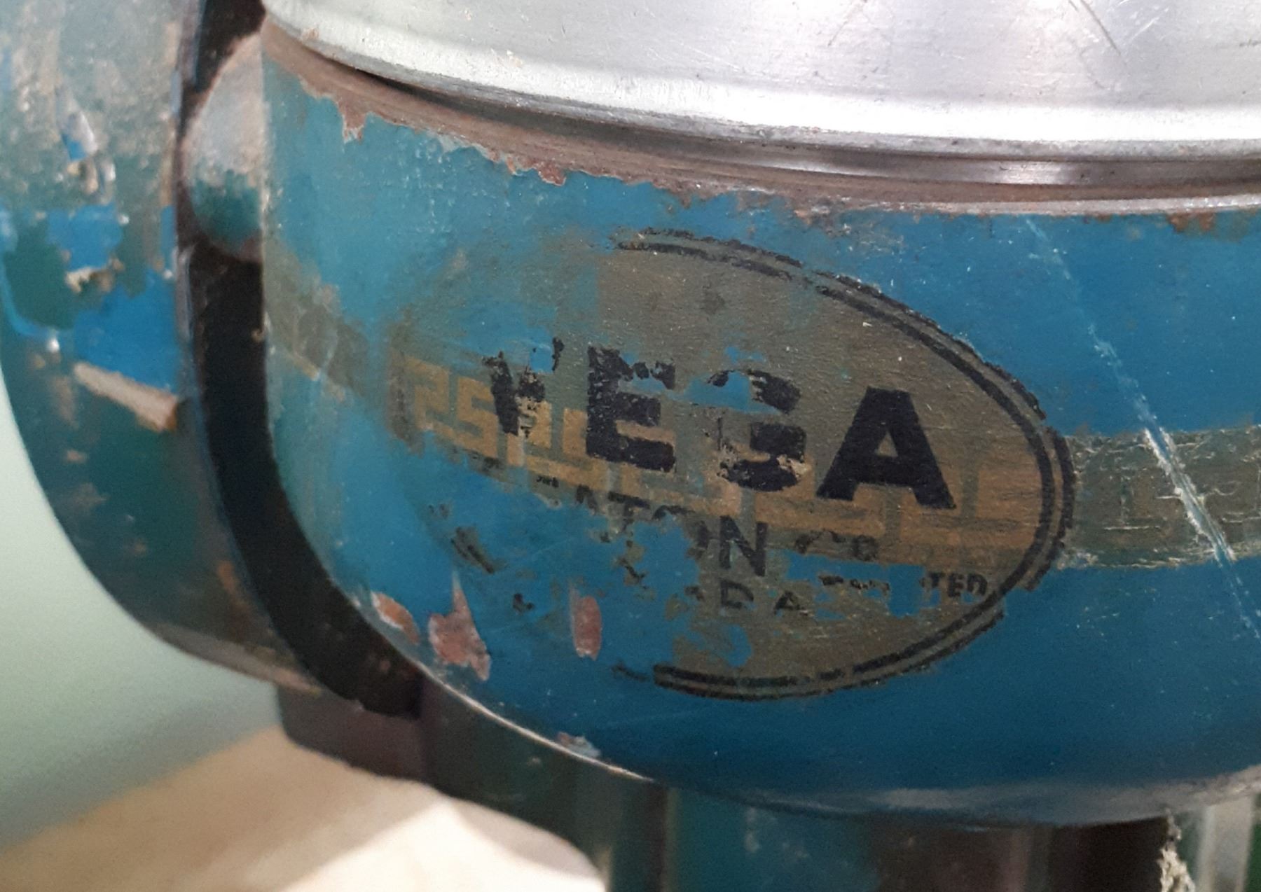 ANTIQUE HAND CRANK CREAM SEPARATOR