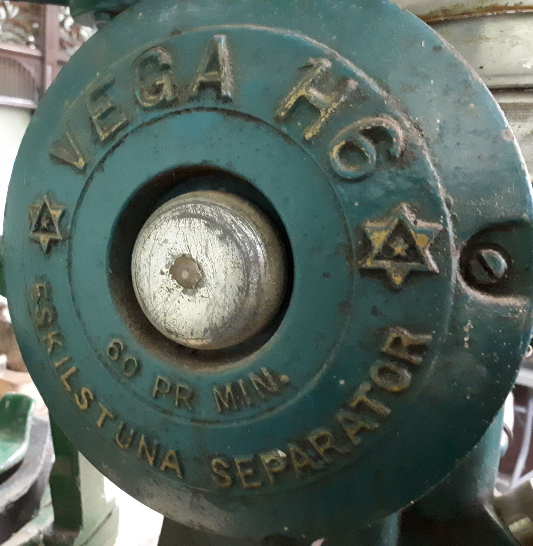 ANTIQUE HAND CRANK CREAM SEPARATOR