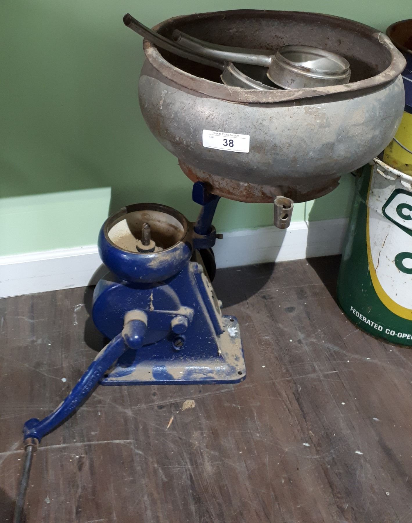 ANTIQUE HAND CRANK CREAM SEPARATOR