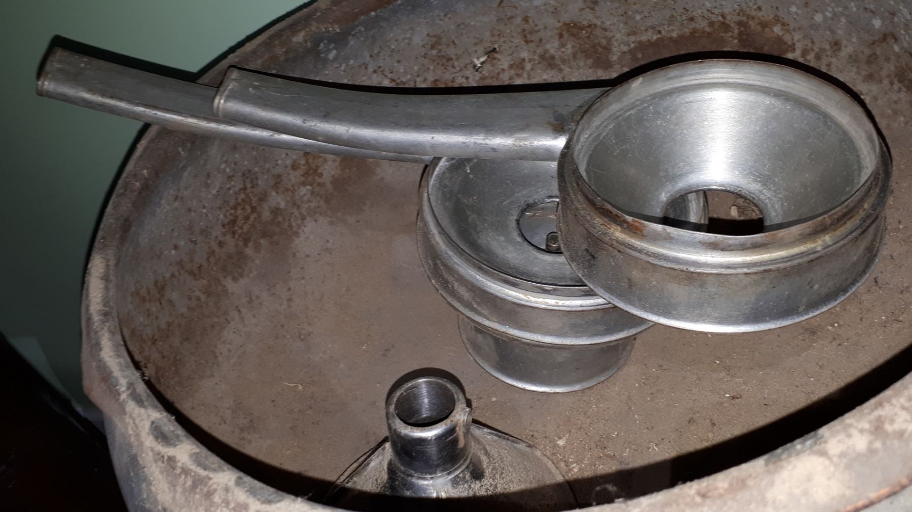 ANTIQUE HAND CRANK CREAM SEPARATOR