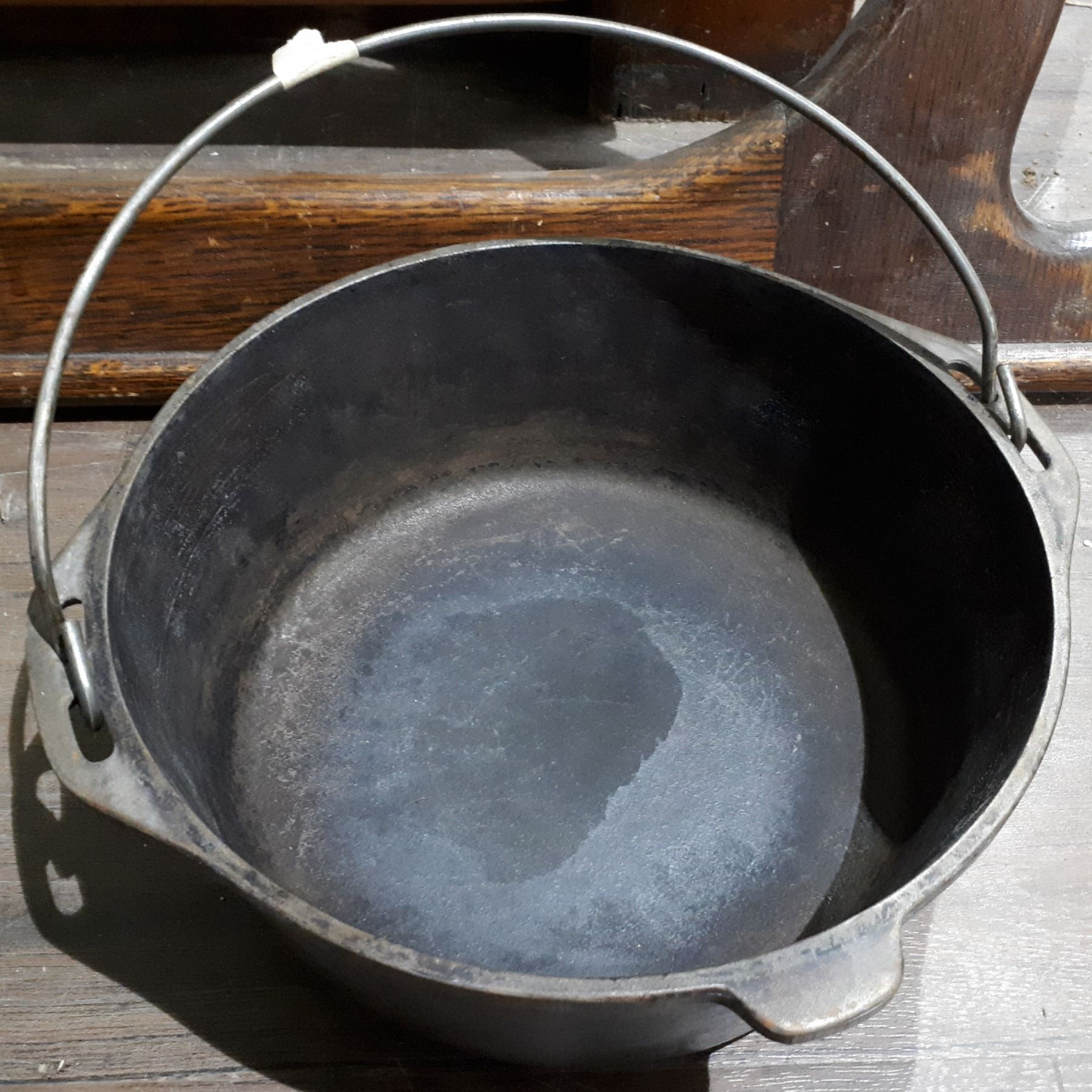 ANTIQUE CAST IRON DUTCH OVEN