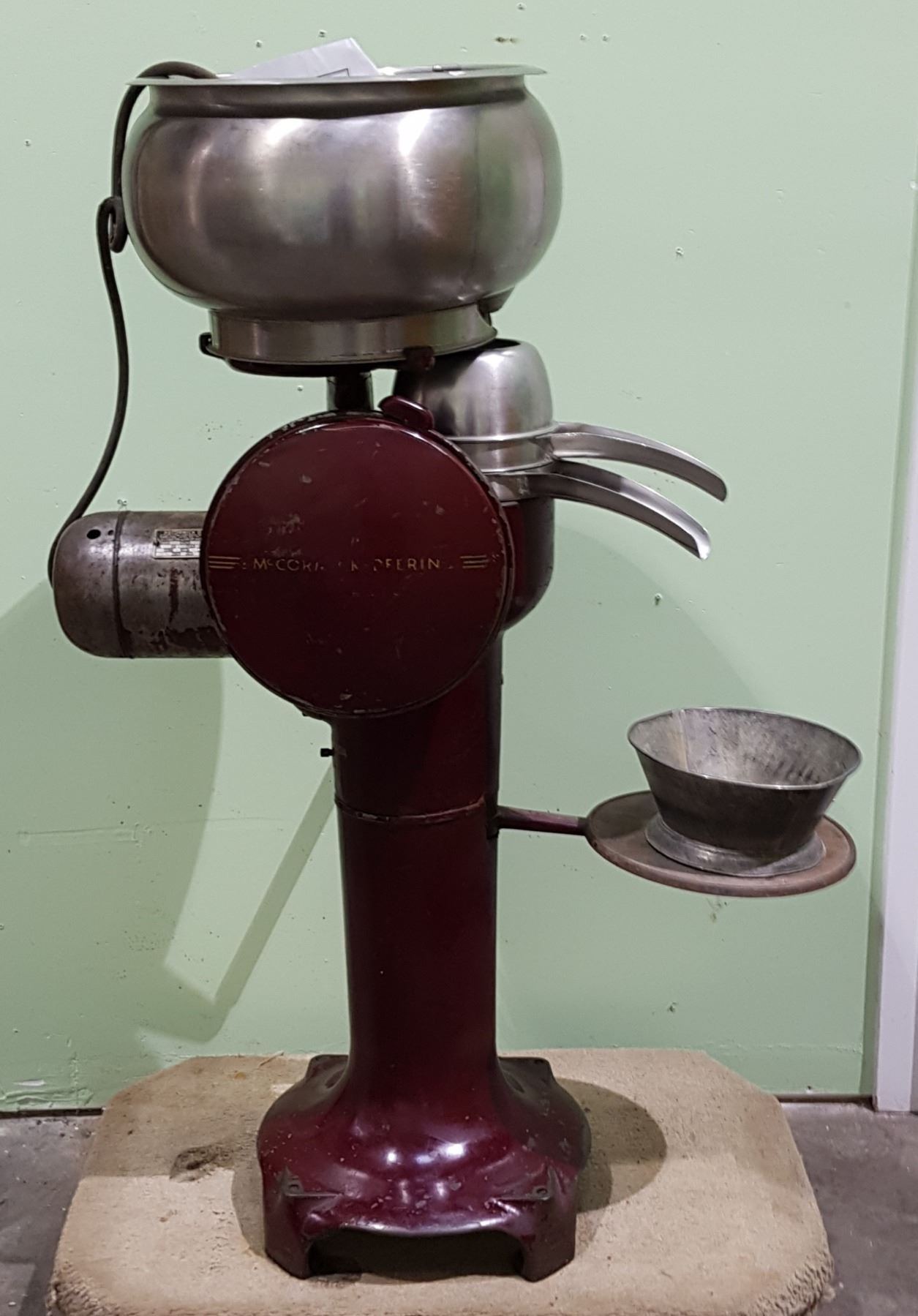 ANTIQUE MCCORMICK DEERING CREAM SEPARATOR