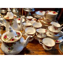 ROYAL ALBERT 'OLD COUNTRY ROSE' CHINA - SERVICE FOR 4 PLUS MANY EXTRAS