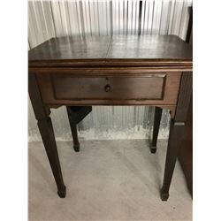 VINTAGE SINGER SEWING MACHINE IN WOOD CABINET