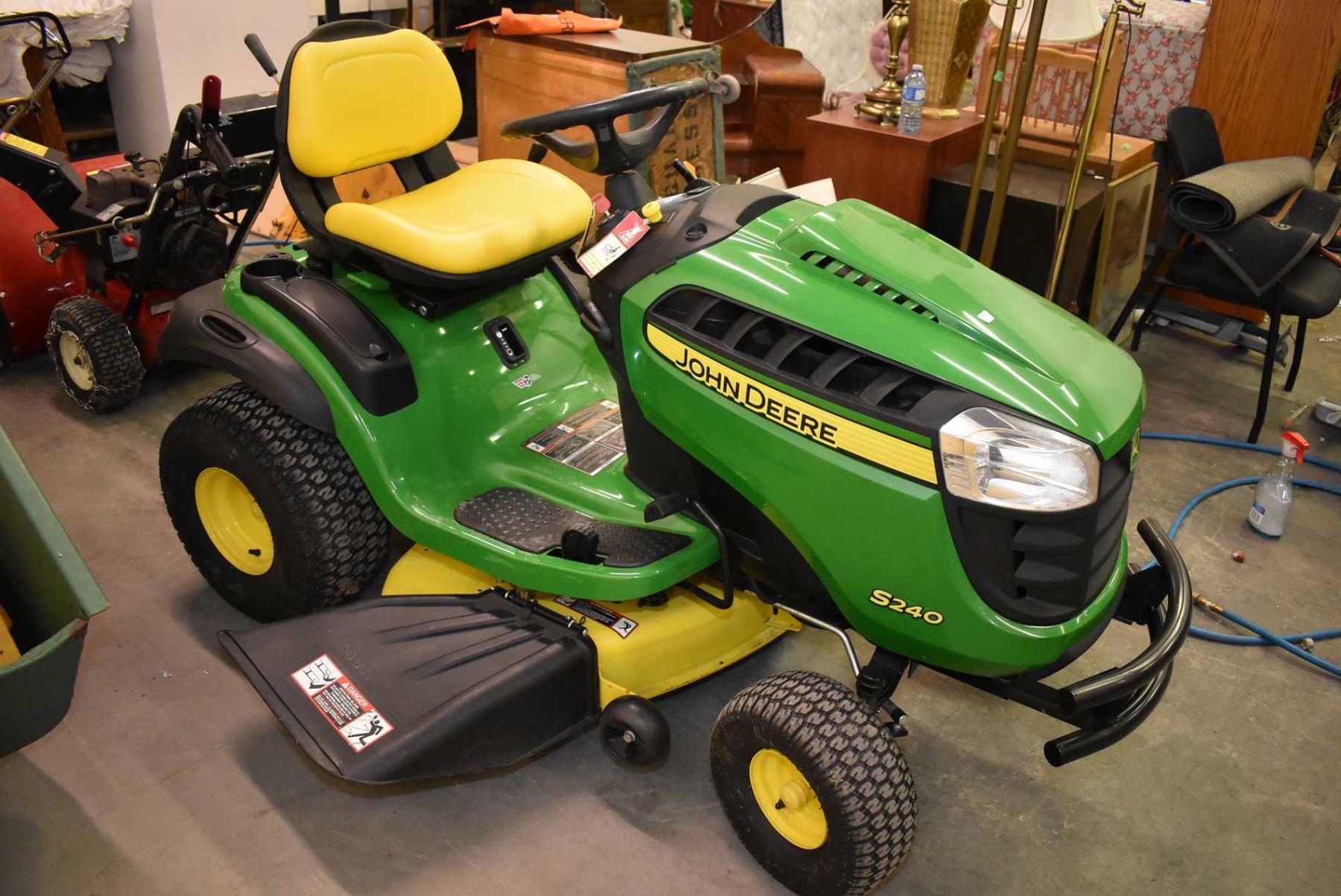 John Deere S240 hydrostatic drive riding mower with 18.5 hsp engine, 42