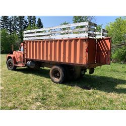 International 3 ton w/16 ft cancade box