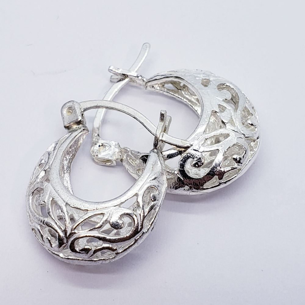 130) STERLING SILVER SMALL HOOP EARRINGS