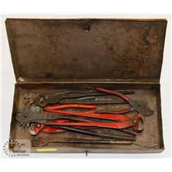 METAL BOX WITH FENCING TOOLS