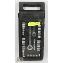 CRAFTSMAN 3/8" AND 1/4" RACHET AND SOCKET SET