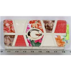 NEW SPRINGTIME FLORAL GUESS WALLET