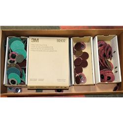 BOX WITH ASSORTED SMALL SANDING DISCS AND