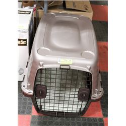 MEDIUM DOG CARRIER WITH MAT.