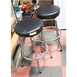CHROME & BLACK VINYL SWIVEL STOOLS.