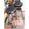 Image 1 : CHROME & BLACK VINYL SWIVEL STOOLS.