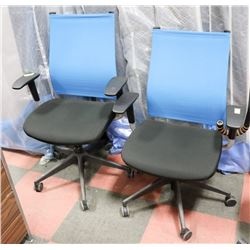PAIR OF BLUE AND BLACK HYDRAULIC LIFT OFFICE CHAIR