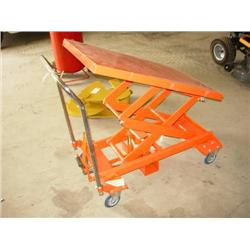 Hydraulic table on wheels
