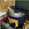 Image 3 : LOT OF POTS, GLASS MIXING BOWLS, AND KITCHEN UTENSILS