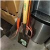 Image 3 : 2 ORANGE PITCHFORKS AND GARDEN SPADE SHOVEL