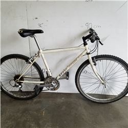WHITE ROCKY MOUNTAIN BIKE