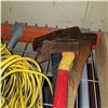 Image 2 : 3 VINTAGE AXES AND HATCHET - 1 DOUBLE HEADED