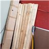 Image 2 : 7 BUNDLES OF 1 X 4" 8FT WOOD PIECES