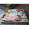 Image 2 : VINTAGE ICING SETS AND OSTER BLENDER