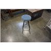 Image 1 : JEAN STOOL