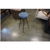 Image 2 : JEAN STOOL