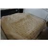 Image 3 : KINGSIZE DUVET AND 4 MATCHING PILLOW SHAMS WITH PILLOWS, AND 3 ACCENT PILLOWS, USED IN SHOWROOM ONLY