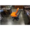 Image 2 : ORANGE OFFICE CHAIR