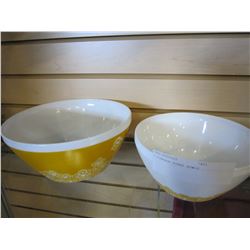 2 VINTAGE PYREX BOWLS