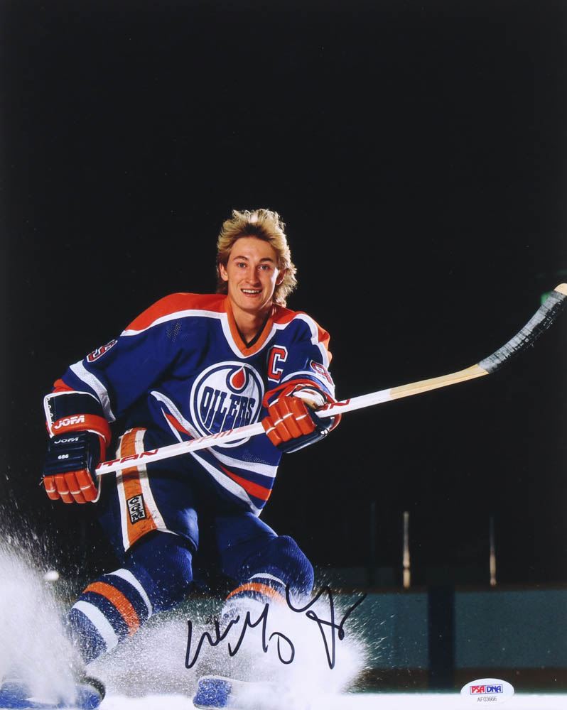 Wayne Gretzky Signed Oilers 11x14 Photo (PSA Hologram)