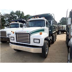 2001 MACK RD690S DUMP TRUCK, VIN/SN:1M2P264C21M032213 - TRI AXLE, MACK EM7-300 ENGINE, MACK 7 SPEED 