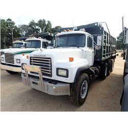2001 MACK RD690S DUMP TRUCK, VIN/SN:1M2P264C01M032212 - TRI AXLE, MACK EM7-300 ENGINE, MACK 7 SPEED 