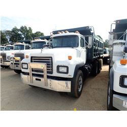 2000 MACK RD690S DUMP TRUCK, VIN/SN:1M2P264C1YM031435 - TRI-AXLE, MACK EM7-300 ENGINE, MACK 7 SPEED 