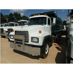 2000 MACK RD690S DUMP TRUCK, VIN/SN:1M2P264CXYM031434 - TRI-AXLE, MACK EM7-300 ENGINE, MACK 7 SPEED 