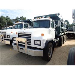 2000 MACK RD690S DUMP TRUCK, VIN/SN:1M2P264C2YM031458 - TRI AXLE, MACK EM7-300 ENGINE, MACK 7 SPEED 