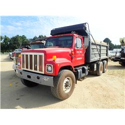 2001 INTERNATIONAL 2574 DUMP, VIN/SN:1HTGGATT41H352865 - T/A, CAT DIESEL ENGINE, A/T, 44K REARS, 18K