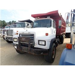 1993 MACK RD690S DUMP TRUCK, VIN/SN:2M2P264C4PC013882 - T/A, MACK DIESEL ENGINE, 8LL TRANS, 16' STEE