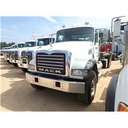 2009 MACK GU713 ROLL OFF TRUCK, VIN/SN:1M2AX04C69M006617 - T/A, 405 HP MACK MP7 ENGINE, MACK T310M 1