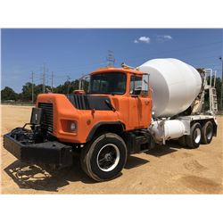 2001 MACK DM690S CONCRETE TRUCK, VIN/SN:1M2B209C31M028123 - T/A, MACK EM7-300 ENGINE, 8 SPEED TRANS,