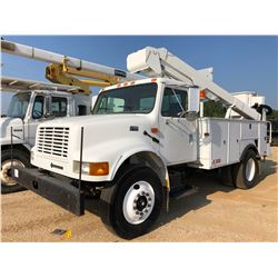 2001 INTERNATIONAL 4900 BUCKET TRUCK, VIN/SN:1HTSDAAN71H370347 - IHC DT 466E DIESEL ENGINE, 6 SPEED,