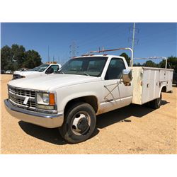 2000 CHEVROLET 3500 SERVICE TRUCK, VIN/SN:1GBJC34RXYF498937 - V8 GAS ENGINE, A/T, READING SERVICE BO