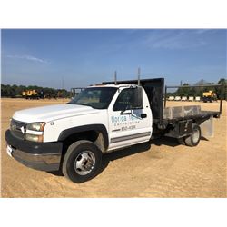 2005 CHEVROLET 3500 FLATBED TRUCK, VIN/SN:1GBJC34U85E224884 - V8 GAS ENGINE, A/T, 12' STEEL BODY, OD
