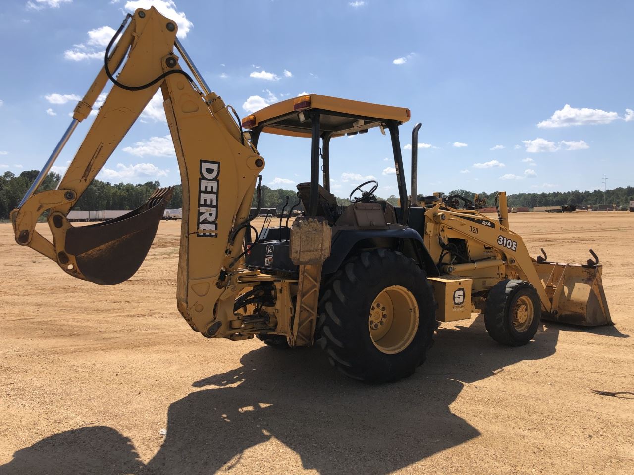 2000 JOHN DEERE 310E LOADER BACKHOE, VIN/SN890688 4X4, BUCKET