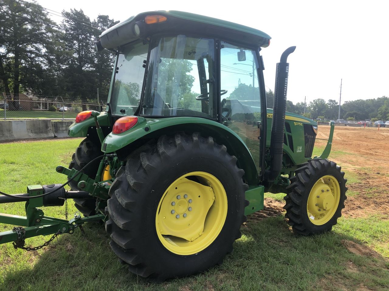 2016 JOHN DEERE 5075E FARM TRACTOR, VIN/SN401027 MFWD, (1) REMOTE