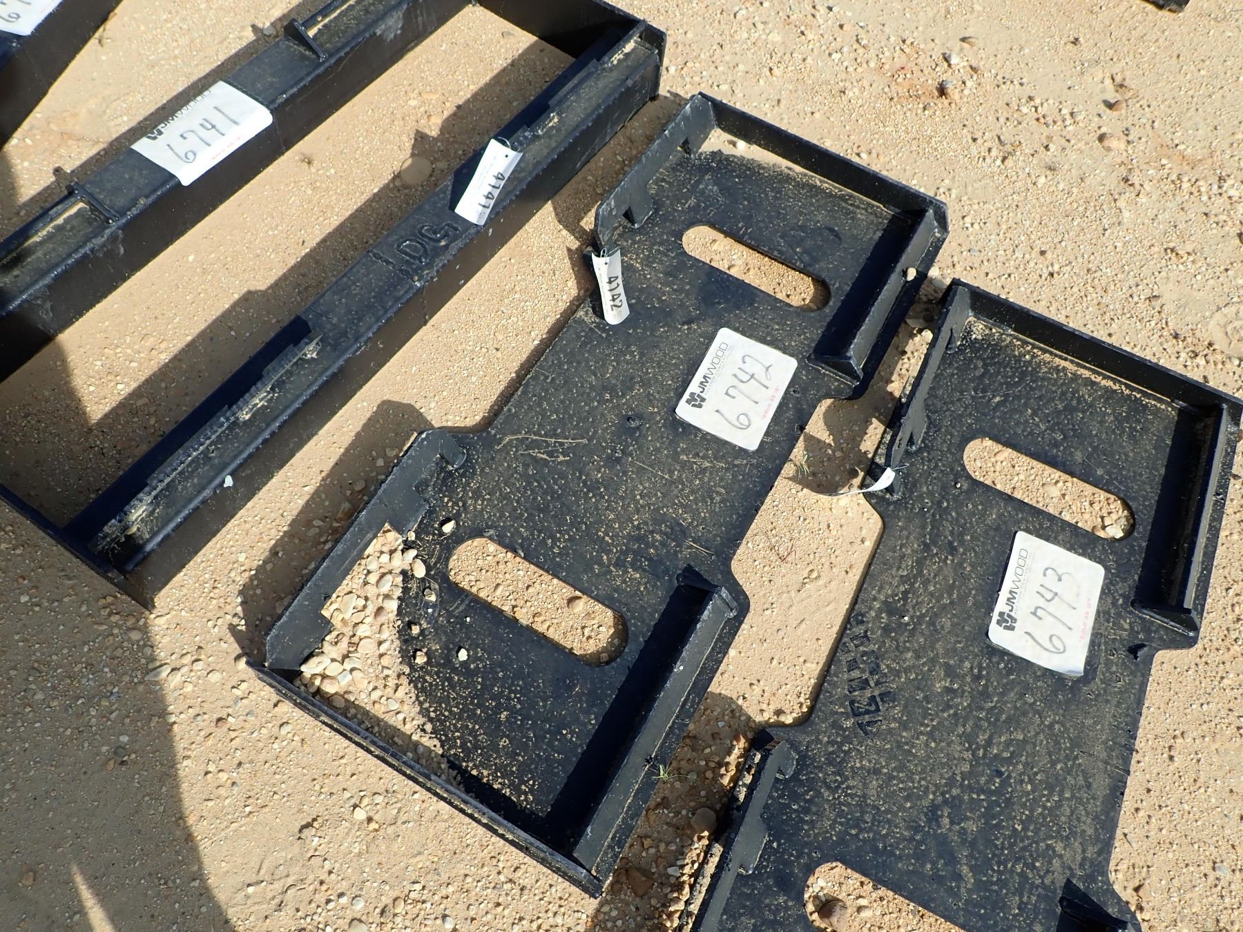 SOLID BACK QUICK ATTACH PLATE, FITS SKID STEER LOADER (B5) J.M. Wood Auction Company, Inc.