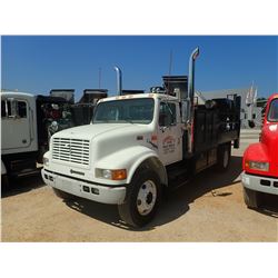 1999 INTERNATIONAL 4900 SERVICE/LUBE TRUCK, VIN/SN:1HTSDAAN8XH212690 - IHC, DT466E DIESEL ENGINE, 6 